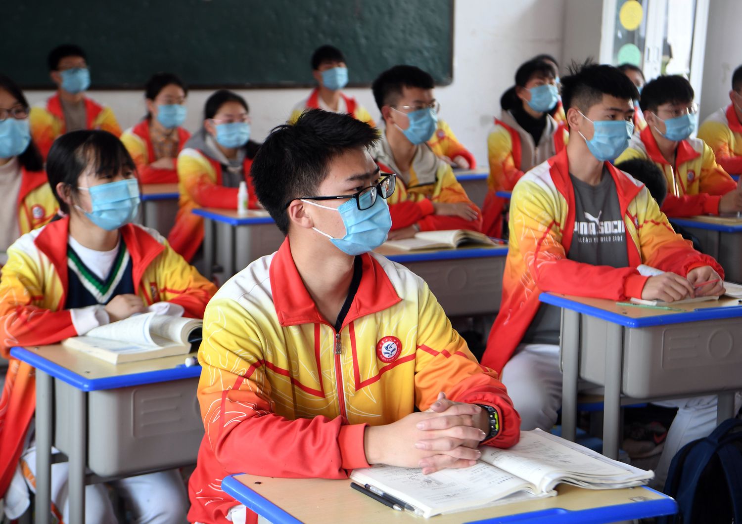 Studenti di un liceo cinese con le mascherine