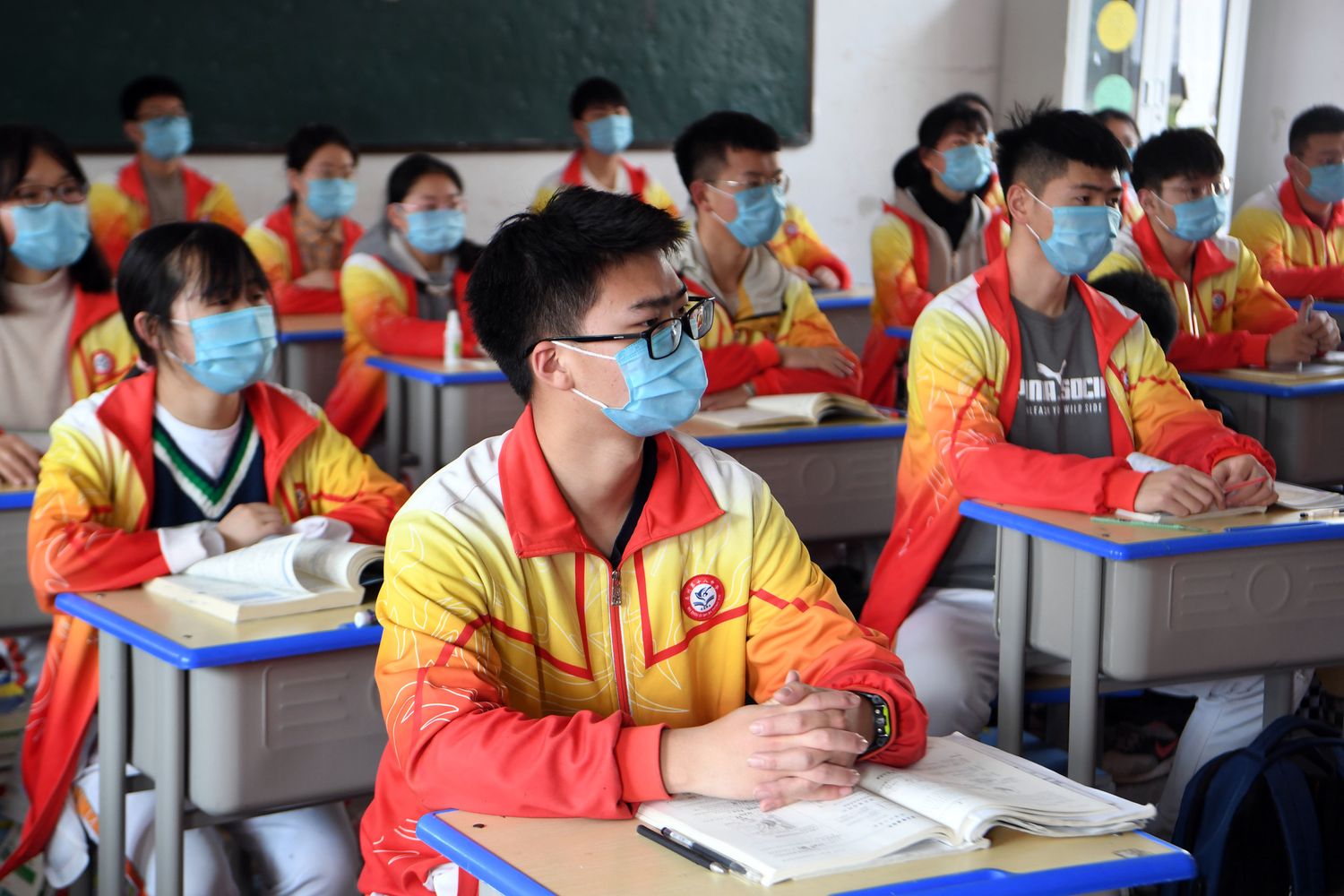 Studenti di un liceo cinese con le mascherine