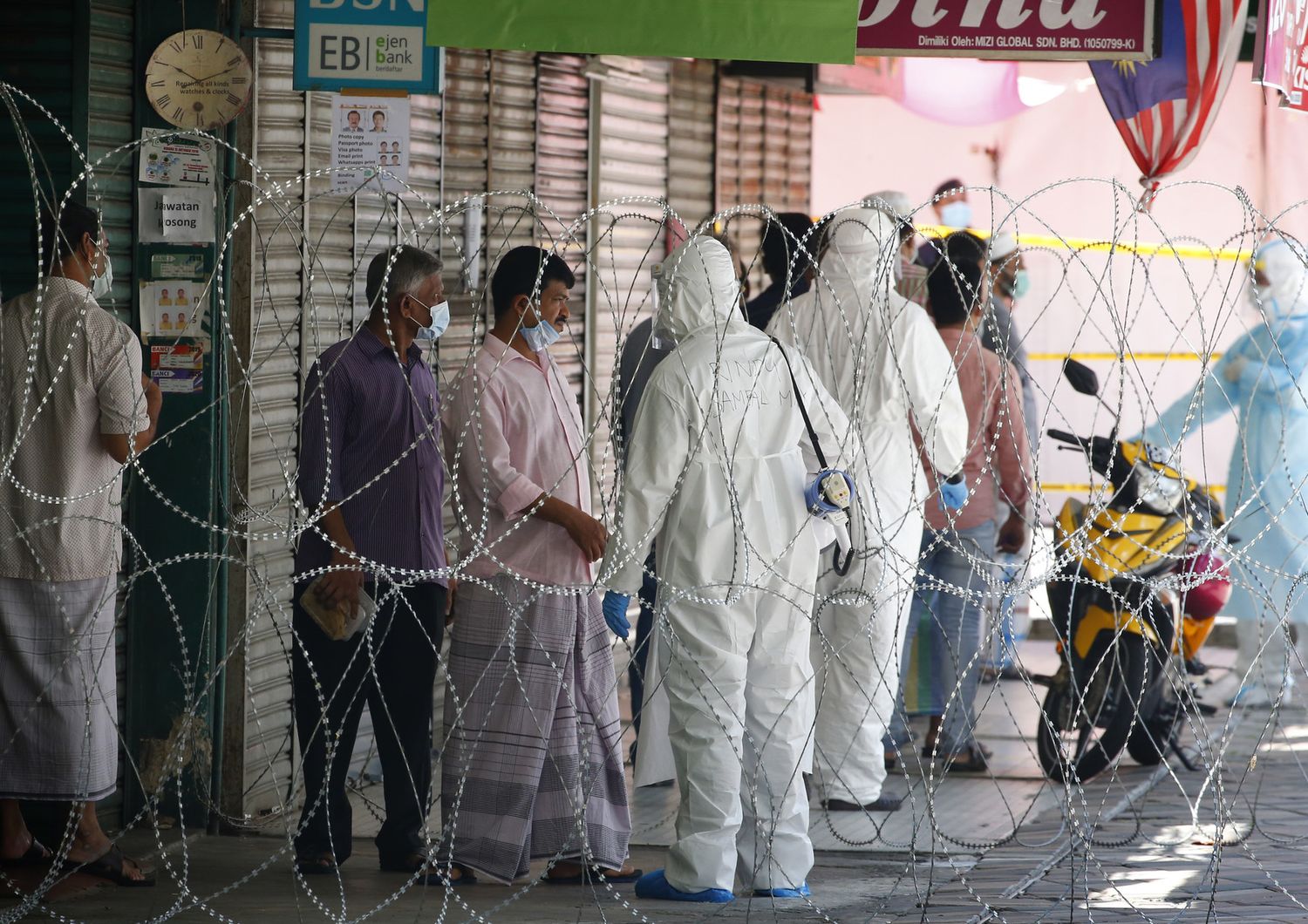 Gli abitanti di un condominio di Kuala Lumpur, in Malaysia, vengono sottoposti al test per il coronavirus