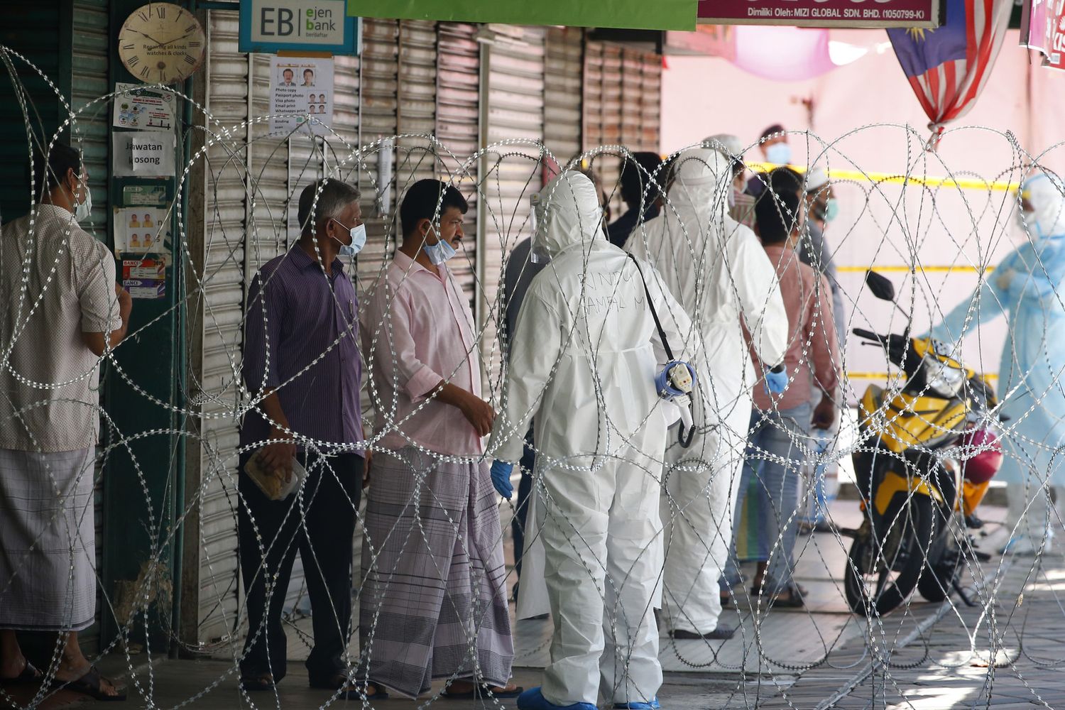 Gli abitanti di un condominio di Kuala Lumpur, in Malaysia, vengono sottoposti al test per il coronavirus