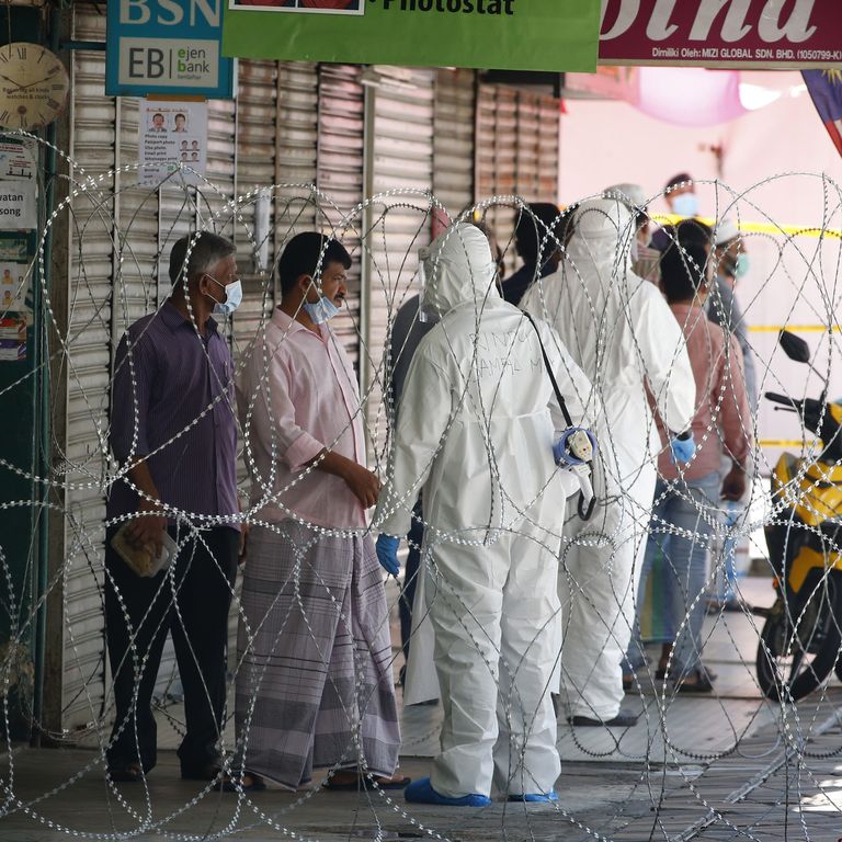 Gli abitanti di un condominio di Kuala Lumpur, in Malaysia, vengono sottoposti al test per il coronavirus