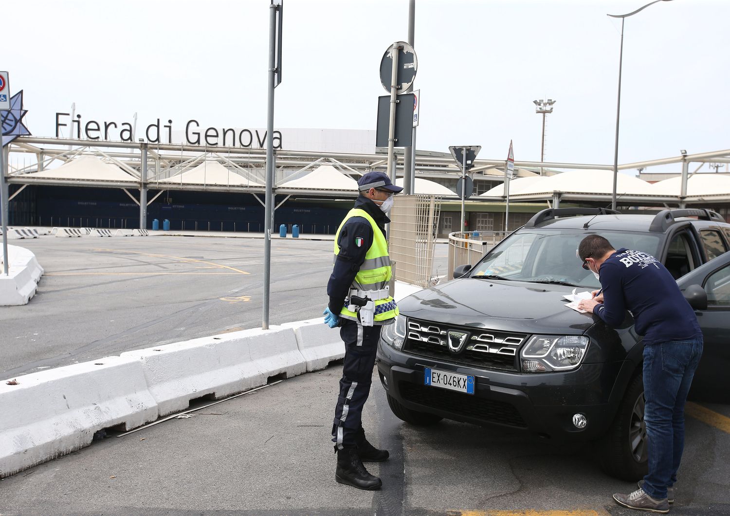 Controlli della polizia municipale a Genova il giorno di Pasquetta