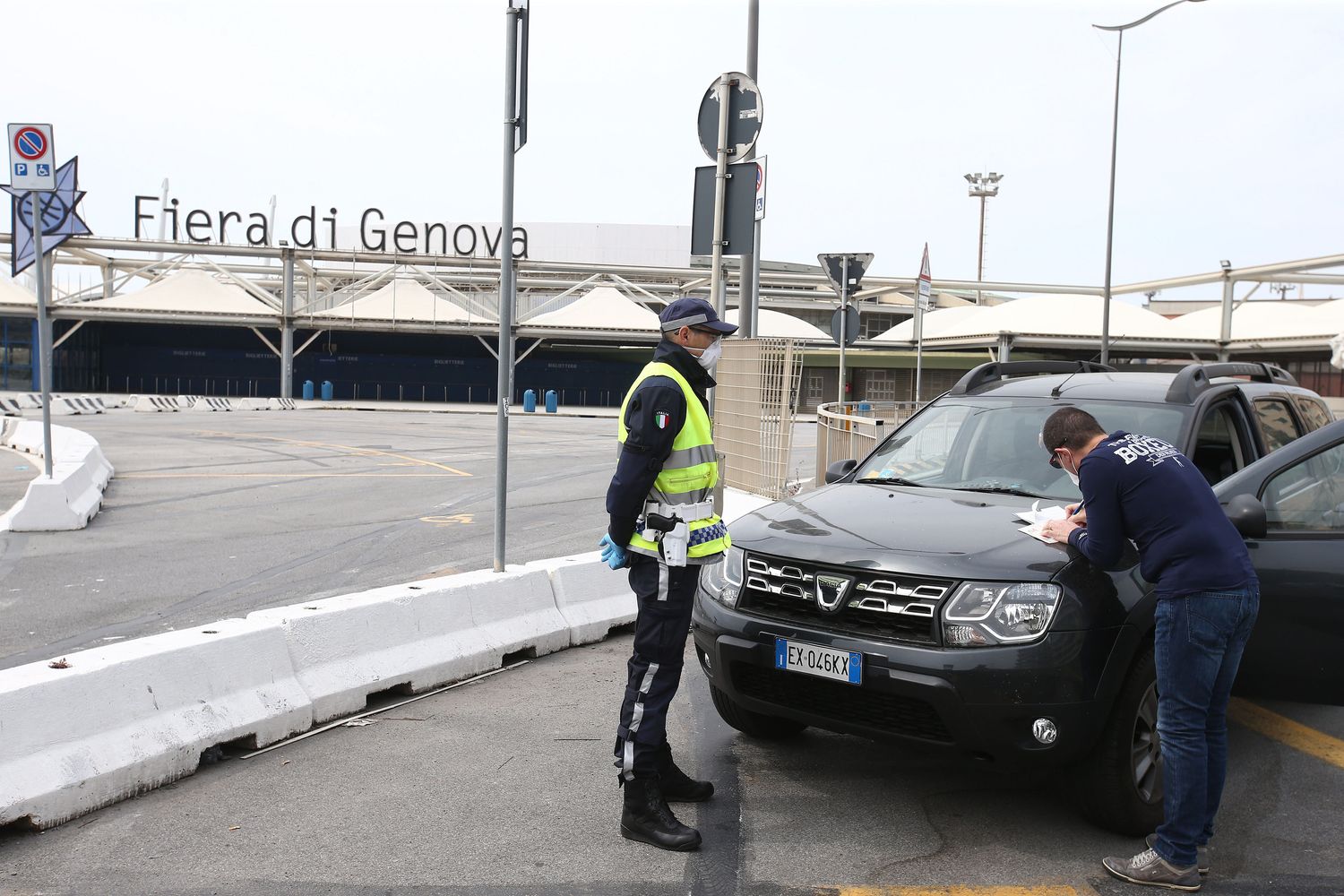 Controlli della polizia municipale a Genova il giorno di Pasquetta