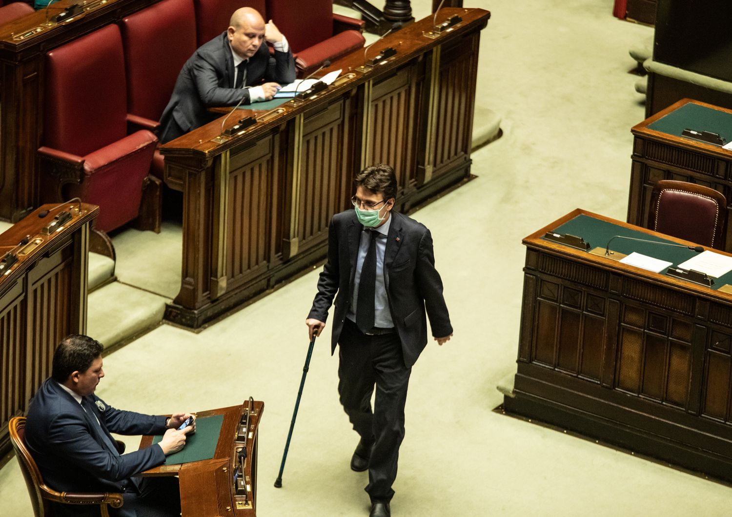 Un deputato con la mascherina nell'Aula della Camera