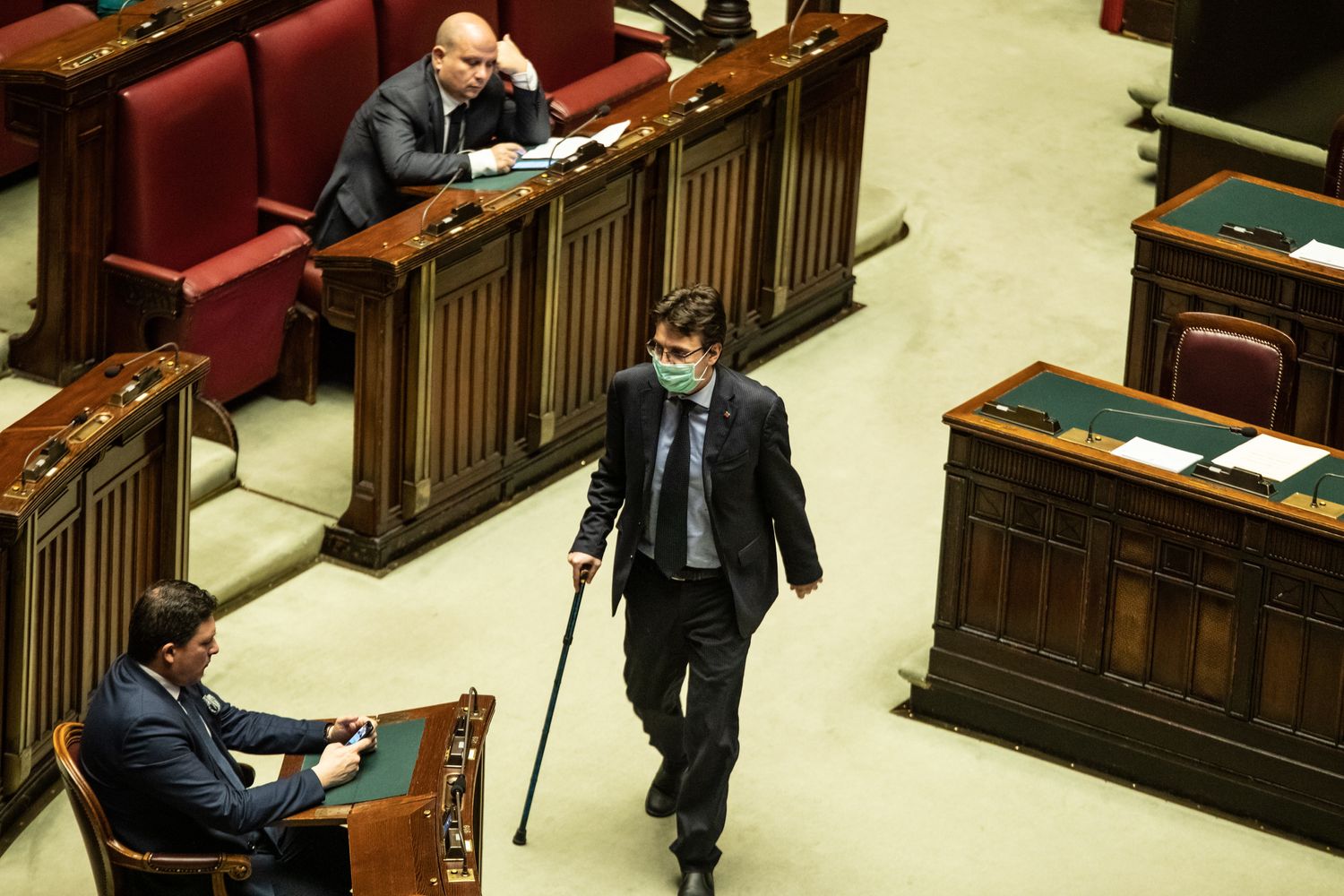 Un deputato con la mascherina nell'Aula della Camera