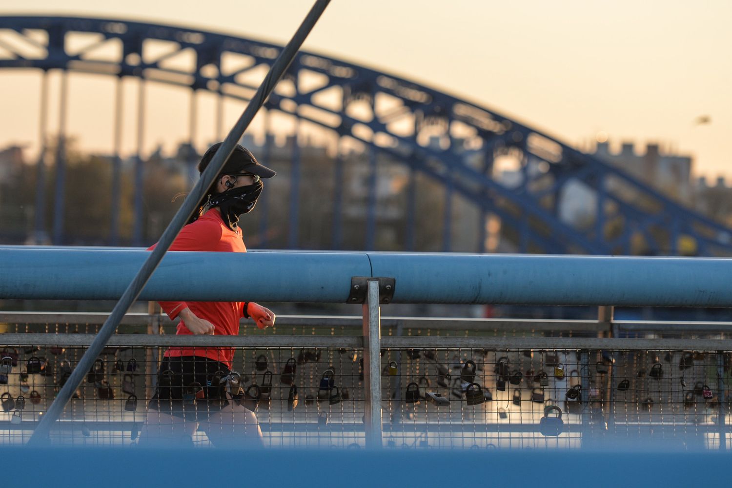 Una runner a Cracovia, in Polonia, durante il lockdown per il coronavirus