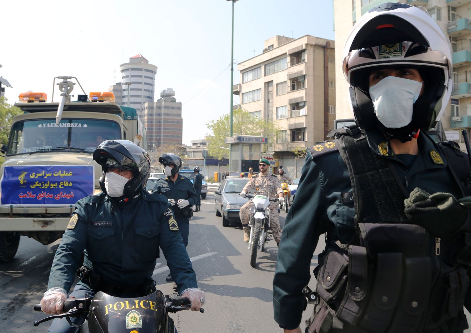 Guardiani della rivoluzione pattugliano le strade di Teheran con indosso mascherine anti coronavirus