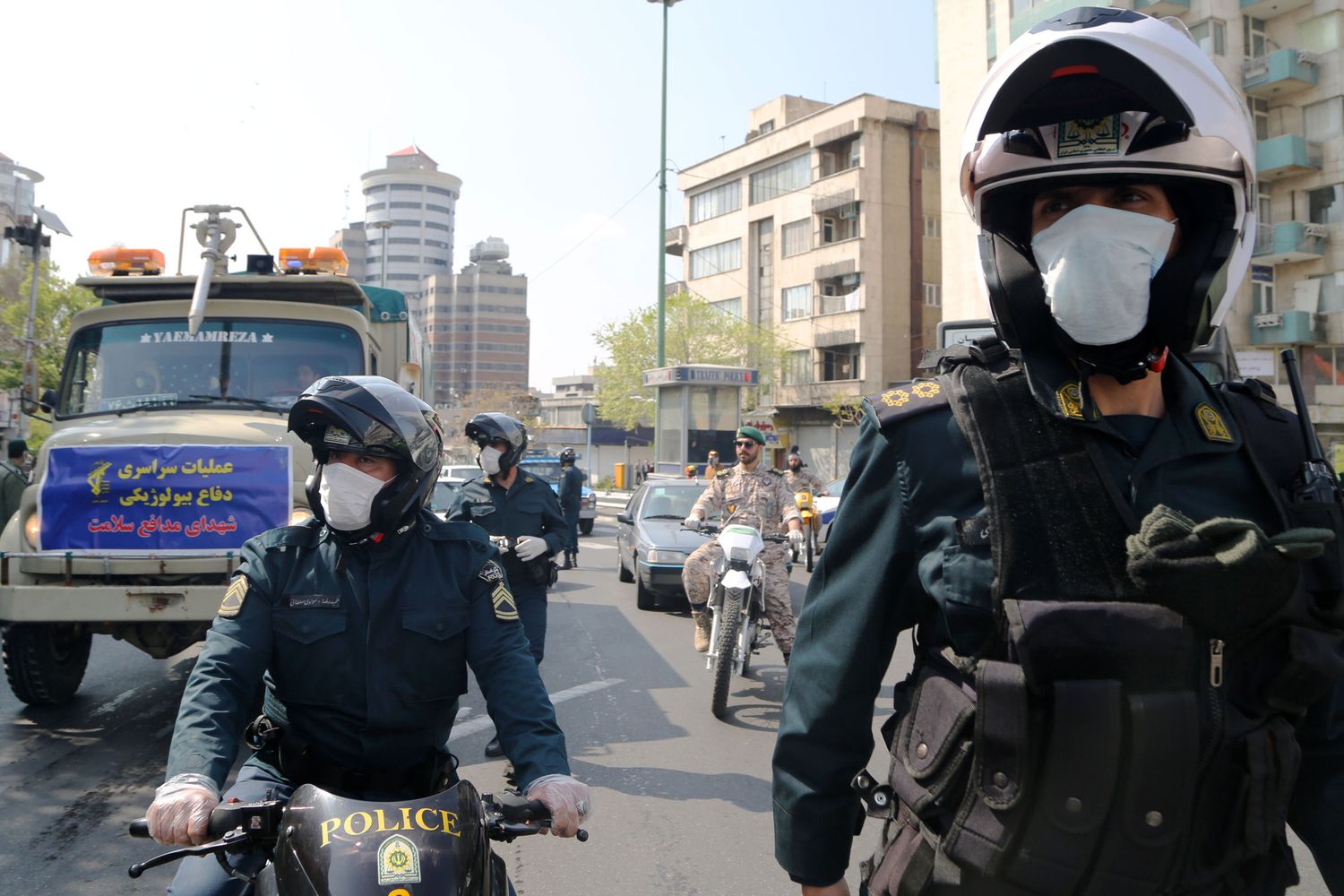 Guardiani della rivoluzione pattugliano le strade di Teheran con indosso mascherine anti coronavirus