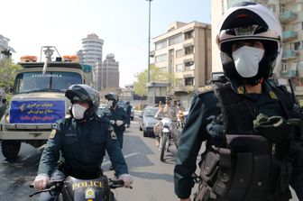 Guardiani della rivoluzione pattugliano le strade di Teheran con indosso mascherine anti coronavirus