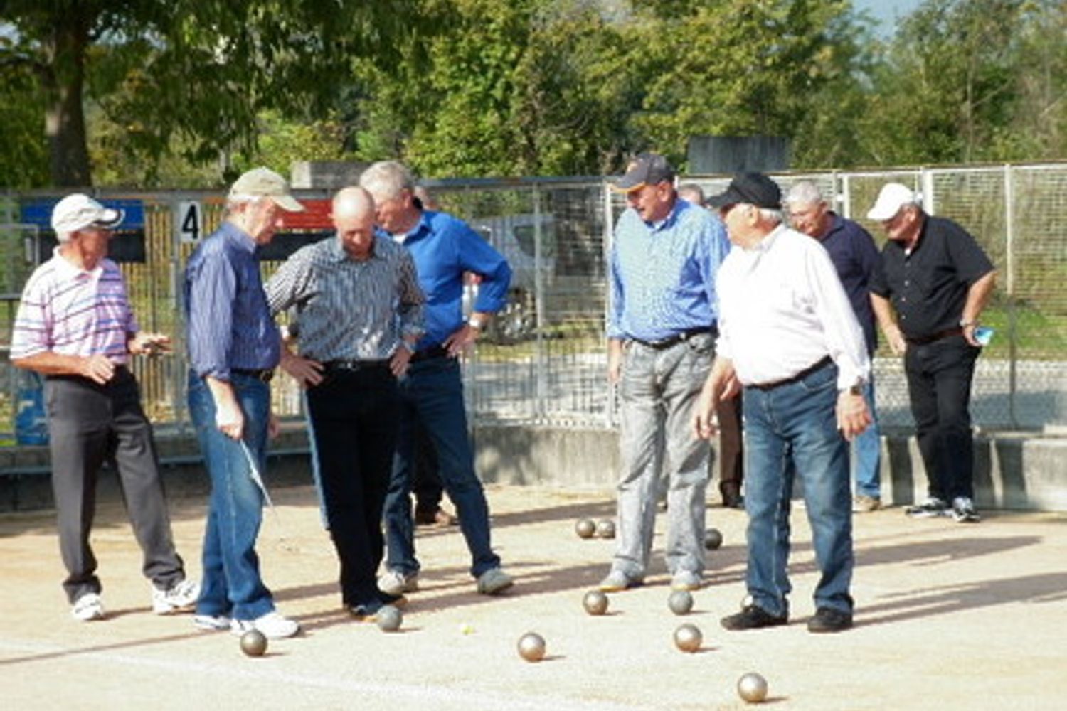 Anziani che giocano a bocce