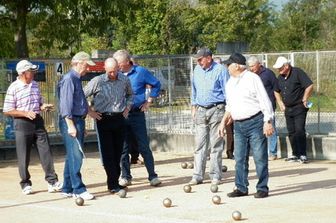 Anziani che giocano a bocce