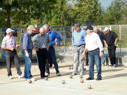 Anziani che giocano a bocce