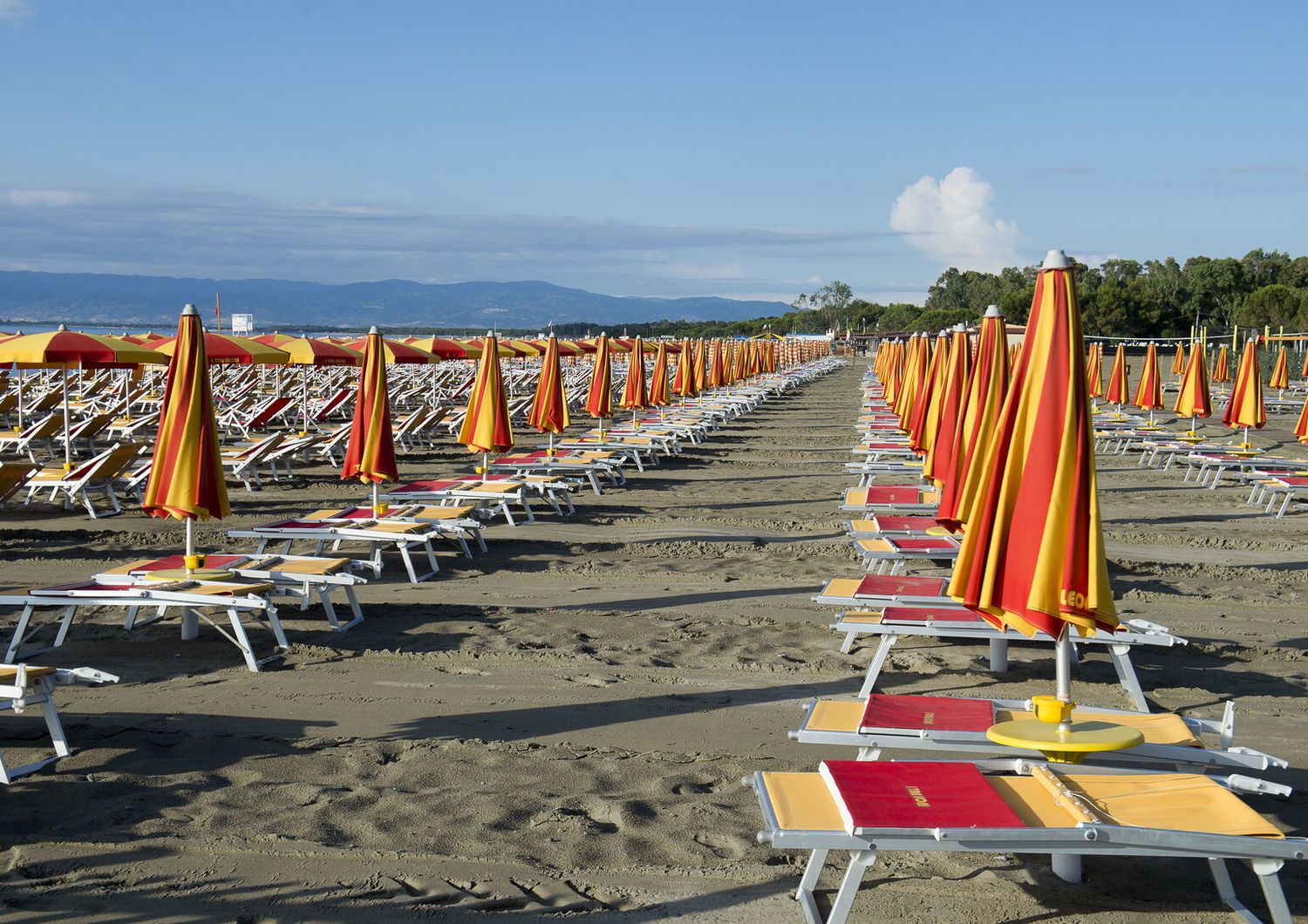 Ombrelloni e lettini su una spiaggia in Calabria