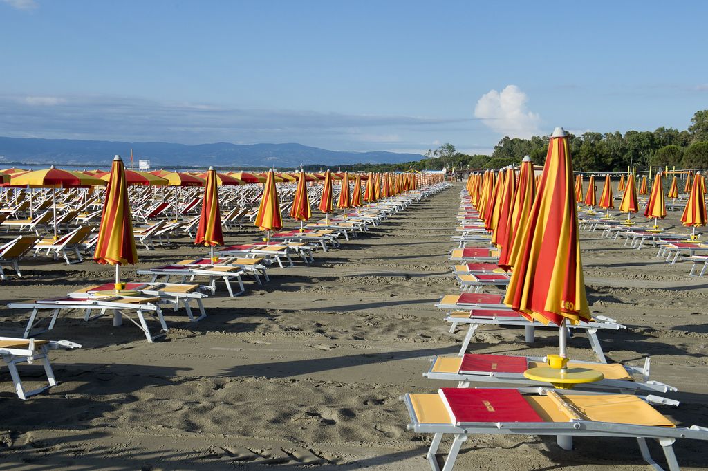 Ombrelloni e lettini su una spiaggia in Calabria