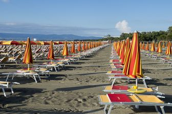 Ombrelloni e lettini su una spiaggia in Calabria