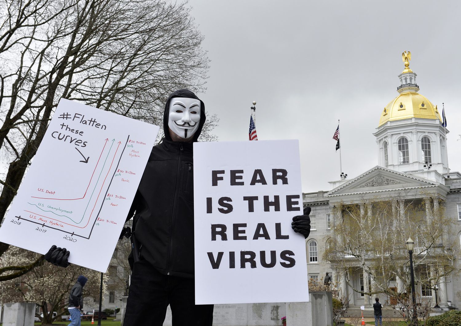 Coronavirus, proteste negli Usa. Un manifestante mostra un cartello su cui &egrave; scritto: &quot;La paura &egrave; il vero virus&quot;