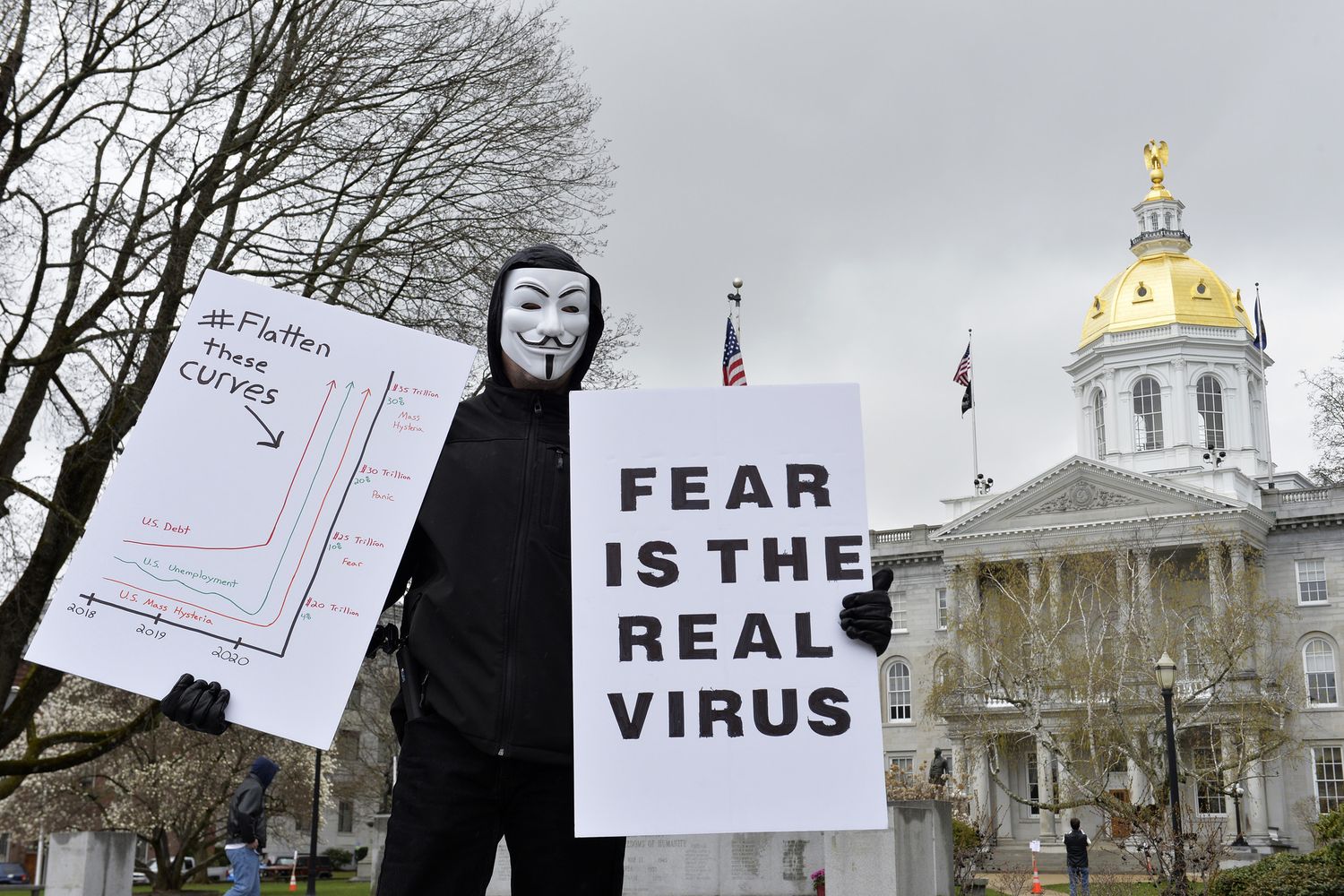 Coronavirus, proteste negli Usa. Un manifestante mostra un cartello su cui &egrave; scritto: &quot;La paura &egrave; il vero virus&quot;