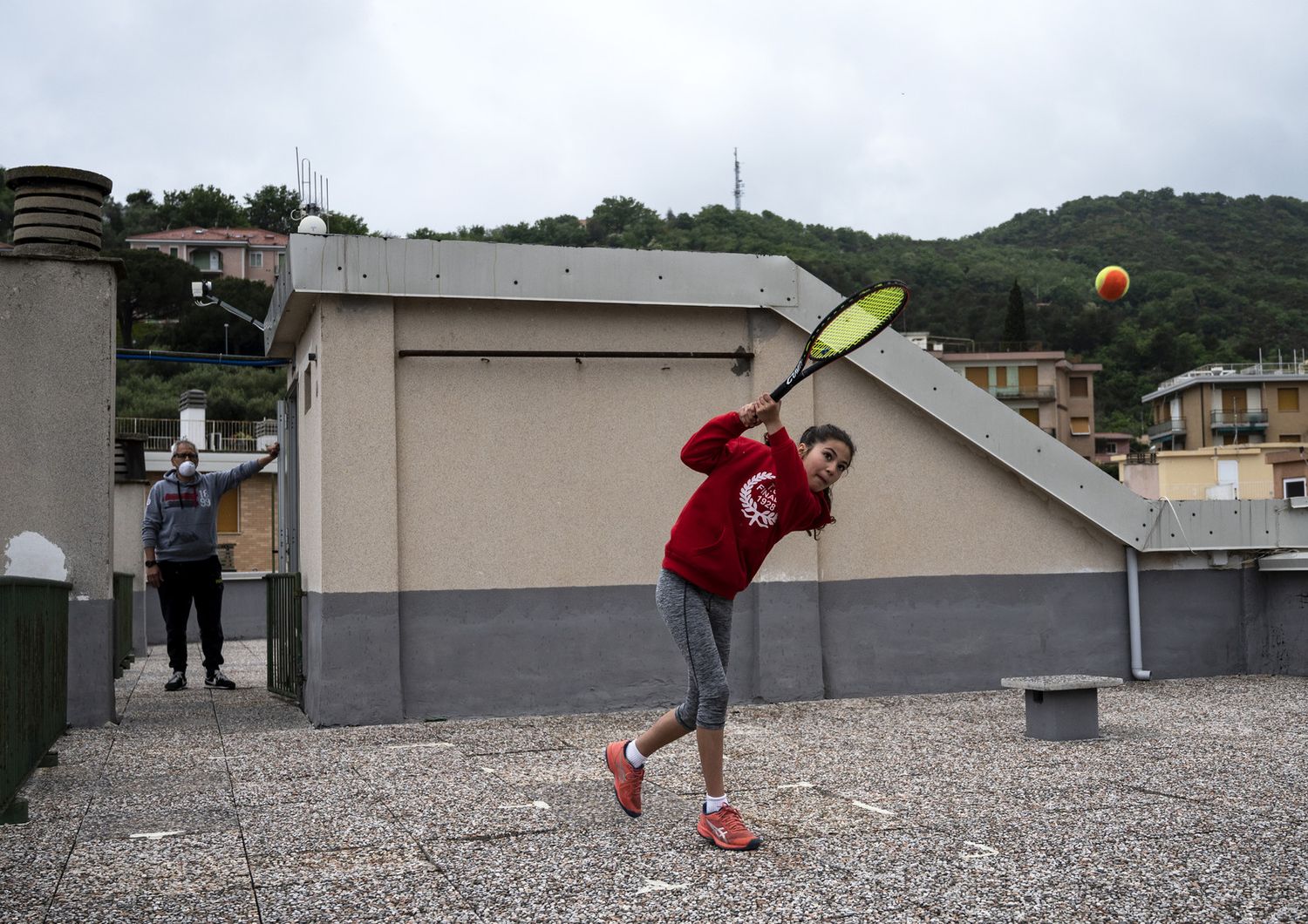 Una ragazzina gioca a tennis su un tetto di Finale Ligure