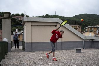 Una ragazzina gioca a tennis su un tetto di Finale Ligure