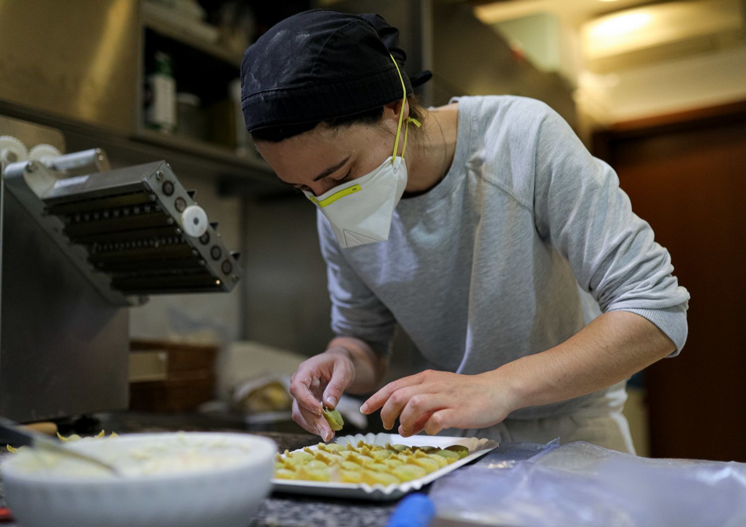 In una gastronomia di Rolo si preparano i tortellini nel rispetto delle norme igieniche imposte dal coronavirus