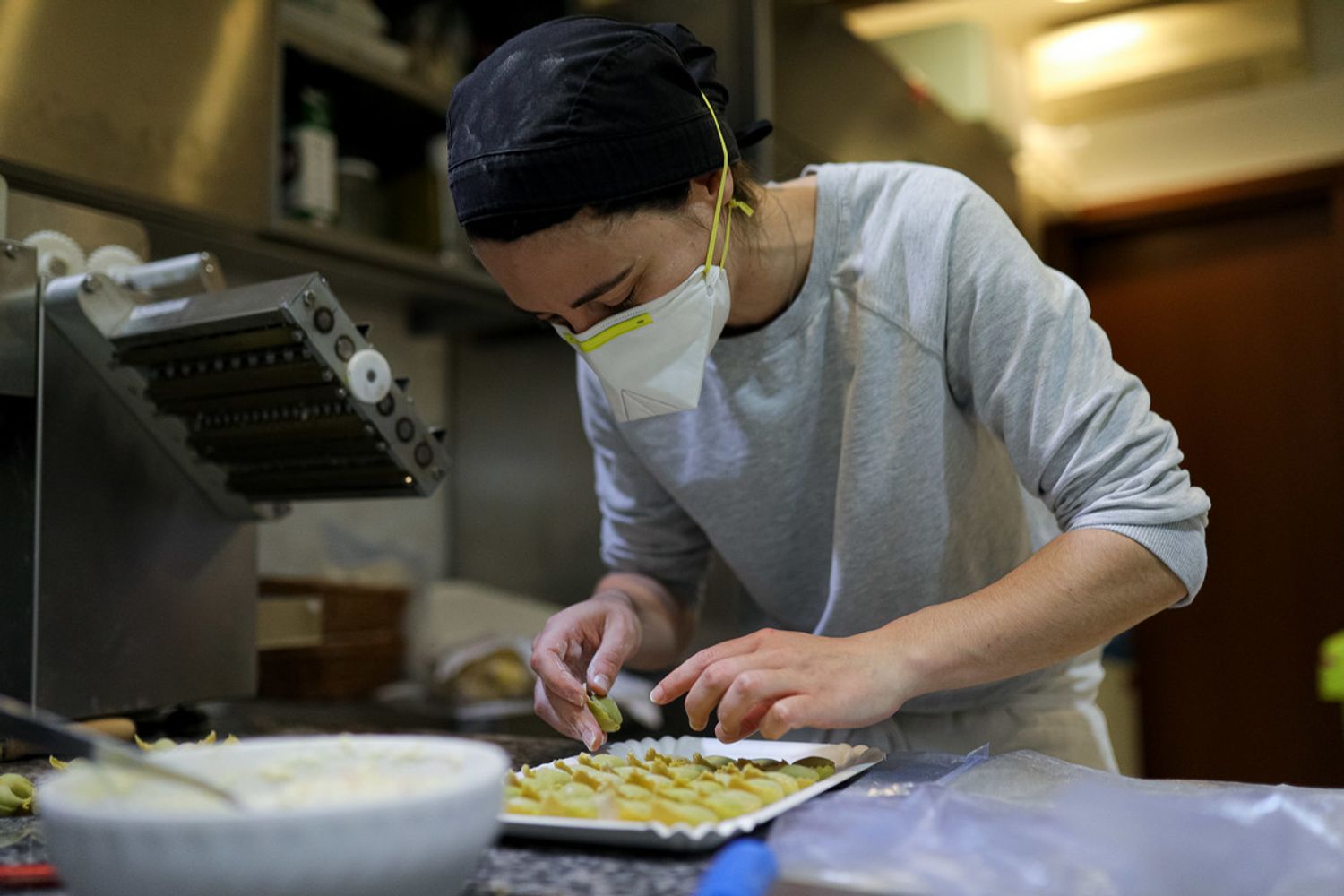 In una gastronomia di Rolo si preparano i tortellini nel rispetto delle norme igieniche imposte dal coronavirus