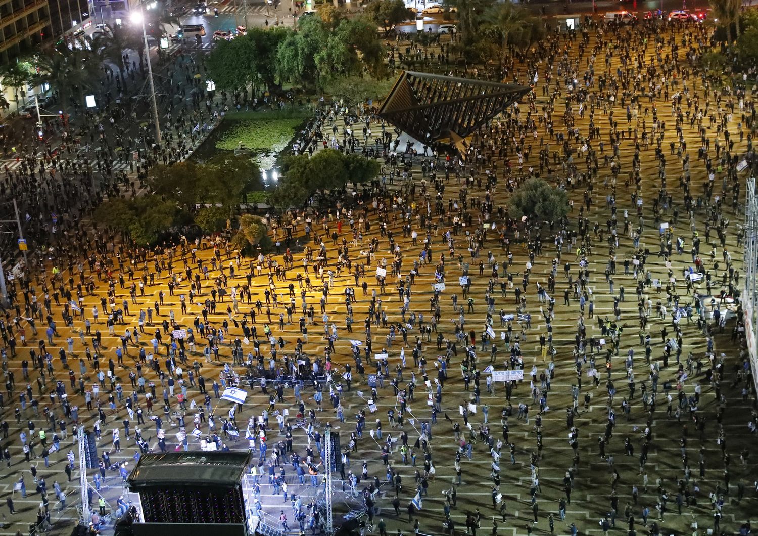 La protesta in piazza Rabin