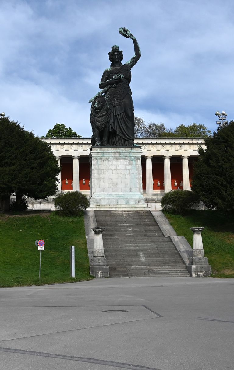 Una statua senza folla