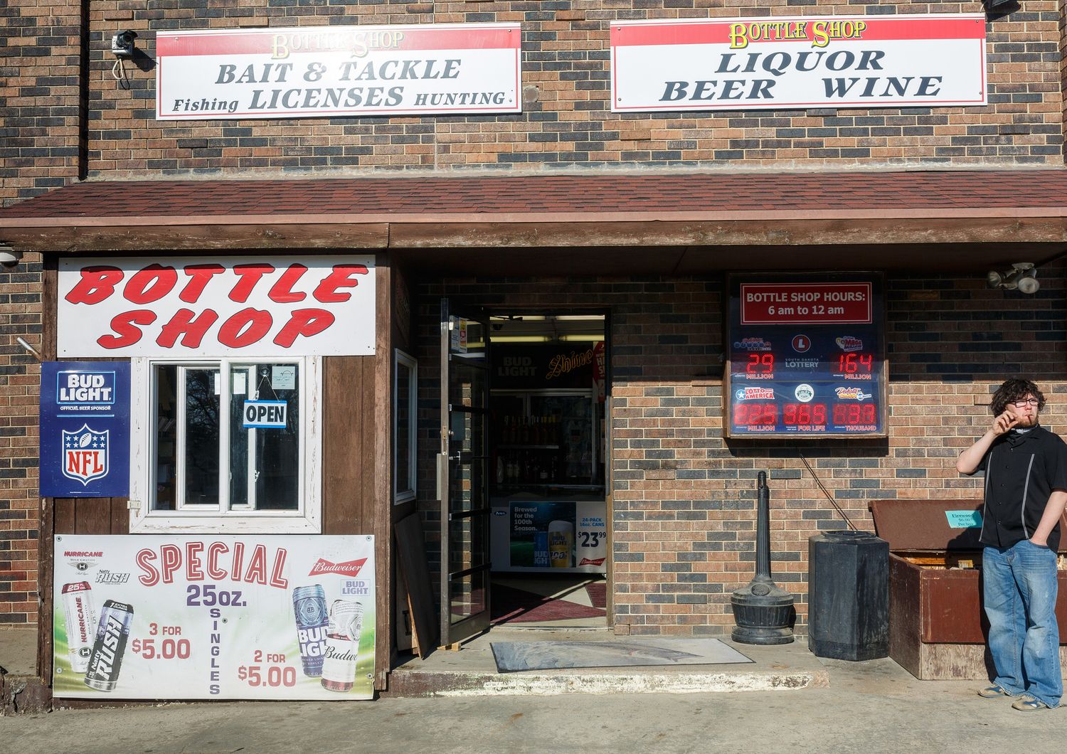 Un negozio di liquori senza clienti in South Dakota durante il lockdown per il coronavirus in Usa