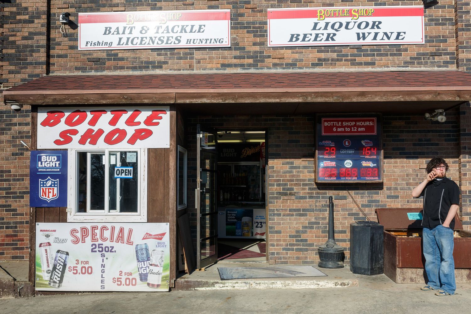 Un negozio di liquori senza clienti in South Dakota durante il lockdown per il coronavirus in Usa
