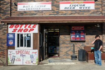 Un negozio di liquori senza clienti in South Dakota durante il lockdown per il coronavirus in Usa