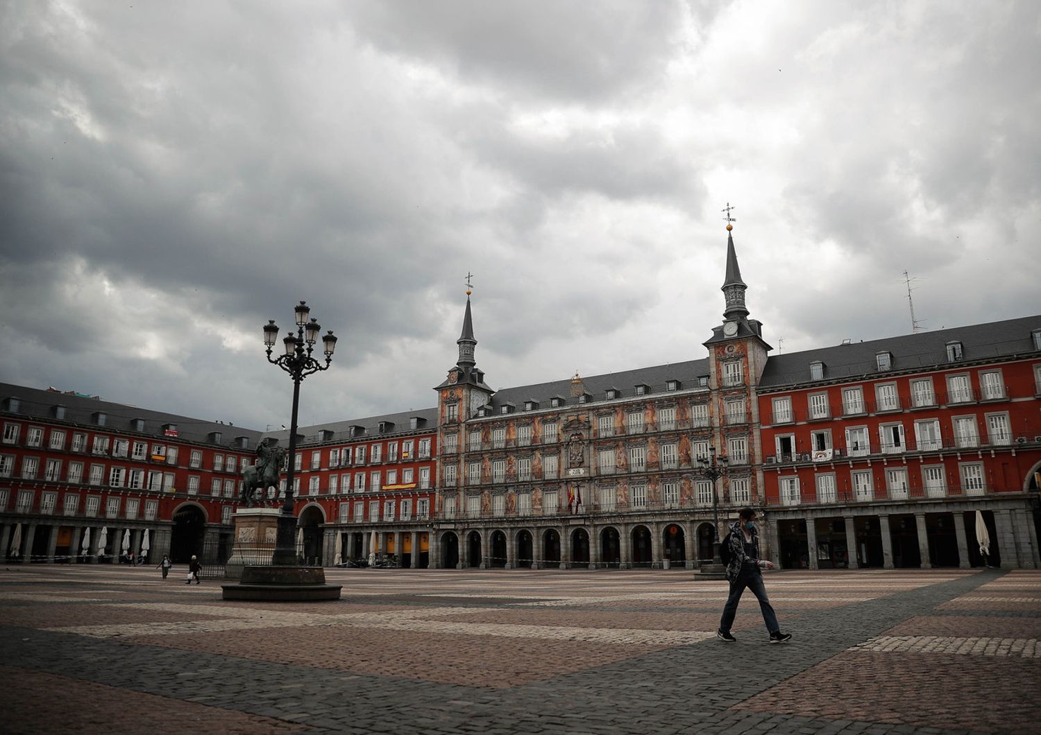 La Plaza Mayor di Madrid durante il lockdown per il coronavirus in Spagna