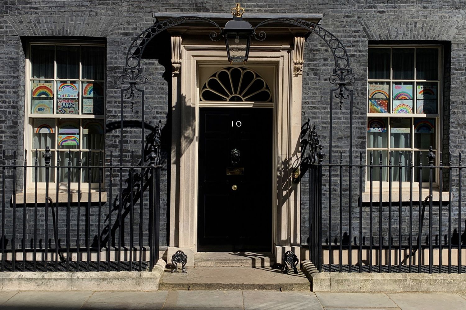 Il Numero 10: sui riquadri delle finestre accanto alla porta, i disegni dei bambini. Dall'arcobaleno con la parola &quot;Hope&quot; (Speranza) alla scritta per l'Nhs&nbsp;