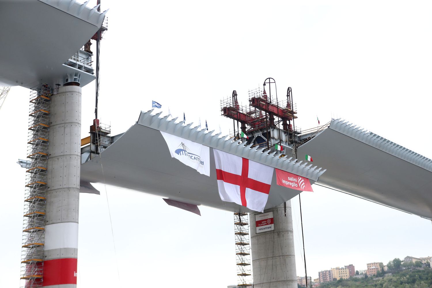 L'ultima campata del ponte sale in quota