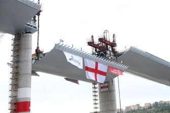 L'ultima campata del ponte sale in quota