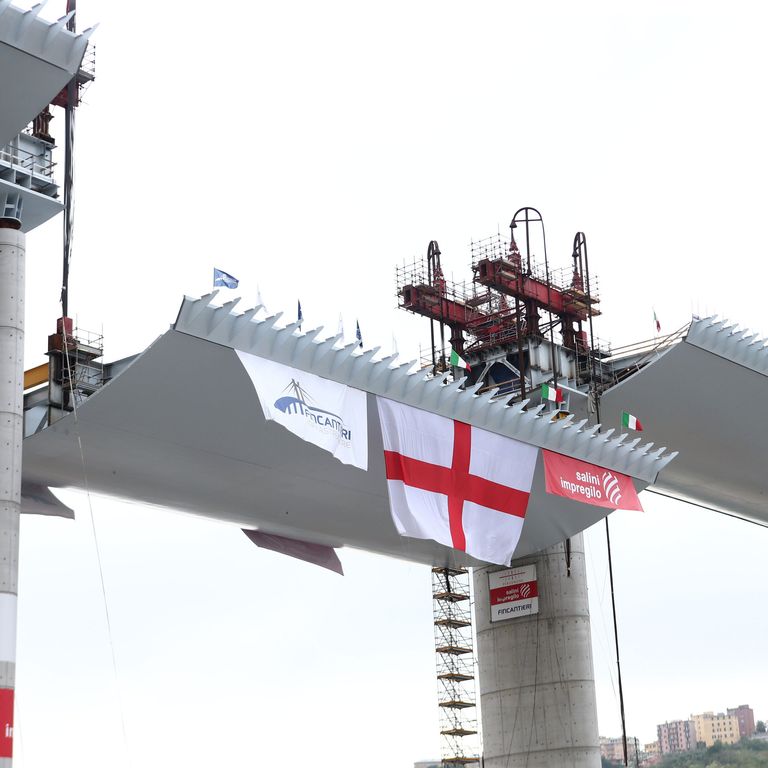 L'ultima campata del ponte sale in quota