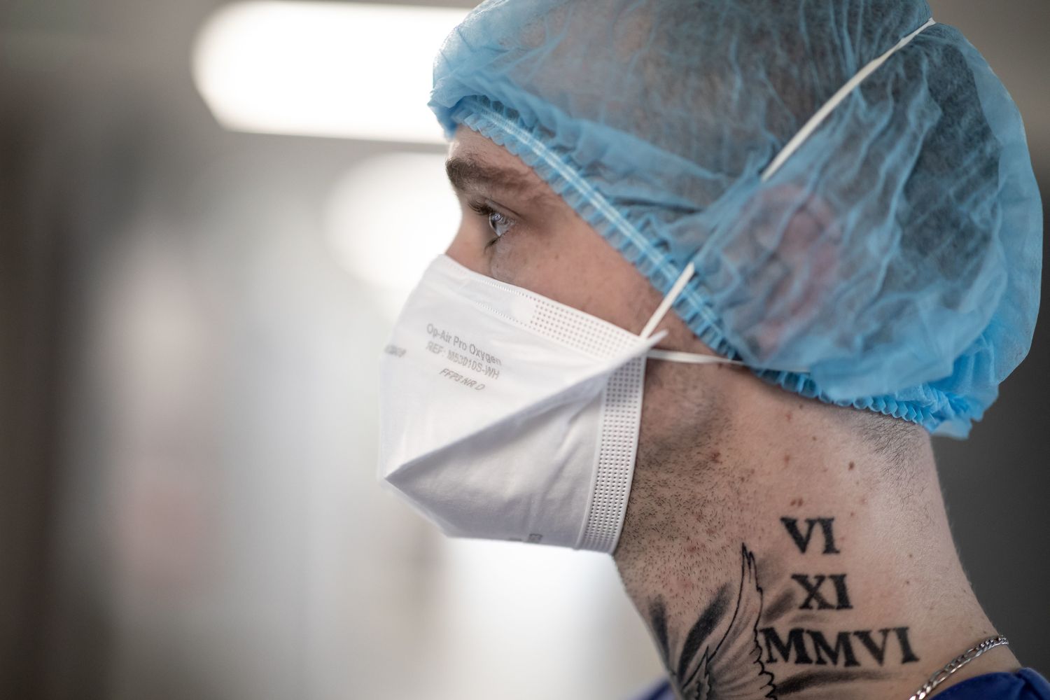 Coronavirus, un infermiere con la mascherina