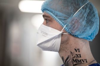 Coronavirus, un infermiere con la mascherina