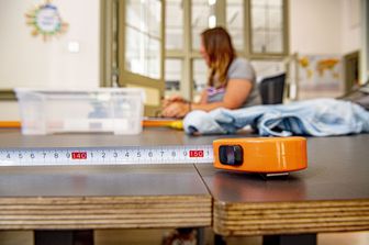 A scuola si misura la distanza tra i banchi