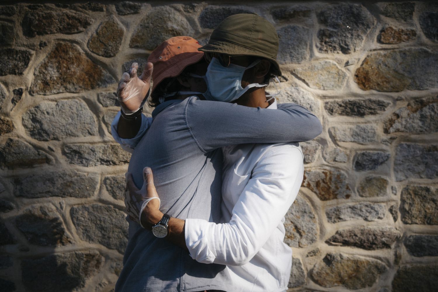 Abbraccio tra amici ai tempi del coronavirus