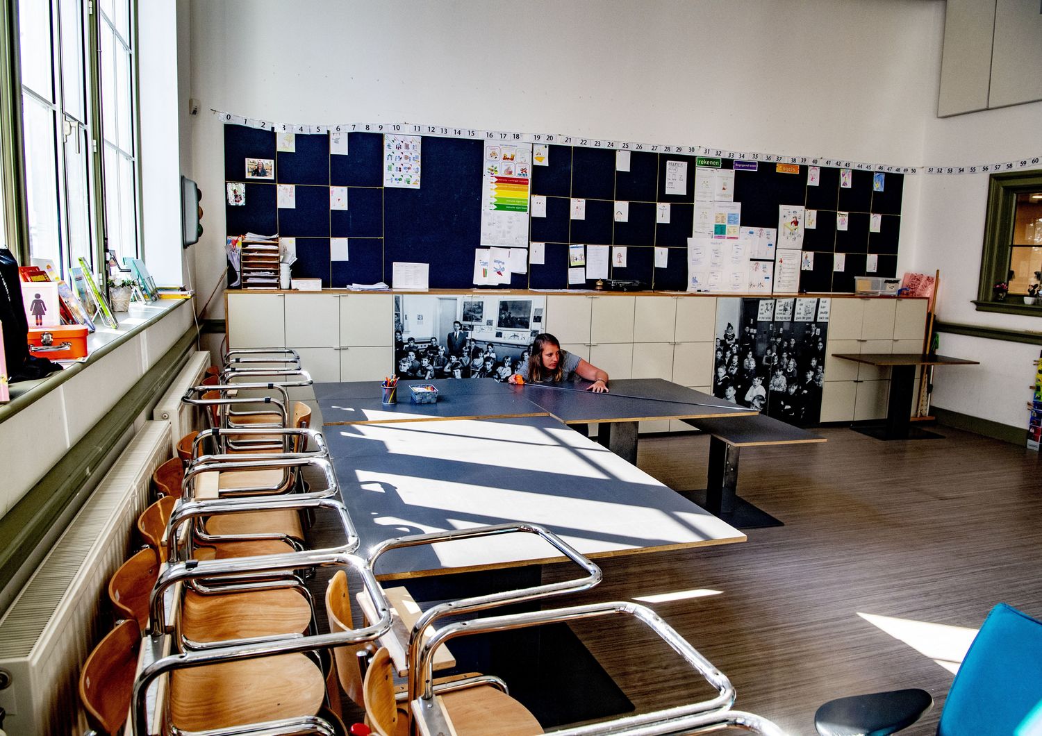 Preparativi per la riapertura in una scuola di Rotterdam