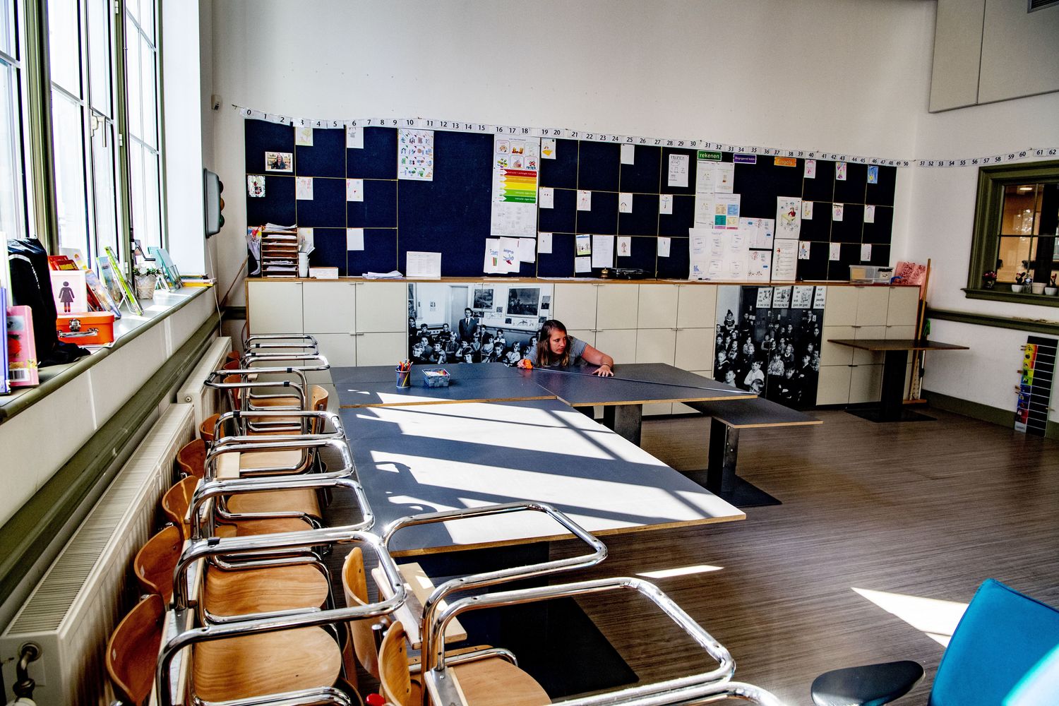 Preparativi per la riapertura in una scuola di Rotterdam