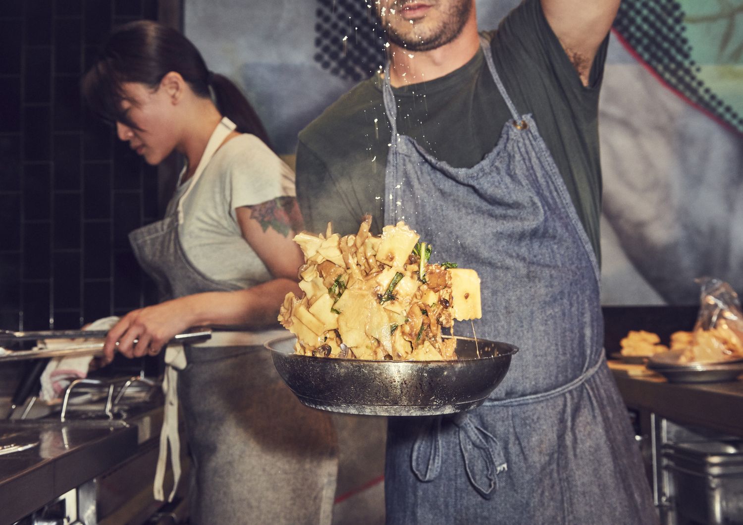 La preparazione di un piatto in un ristorante