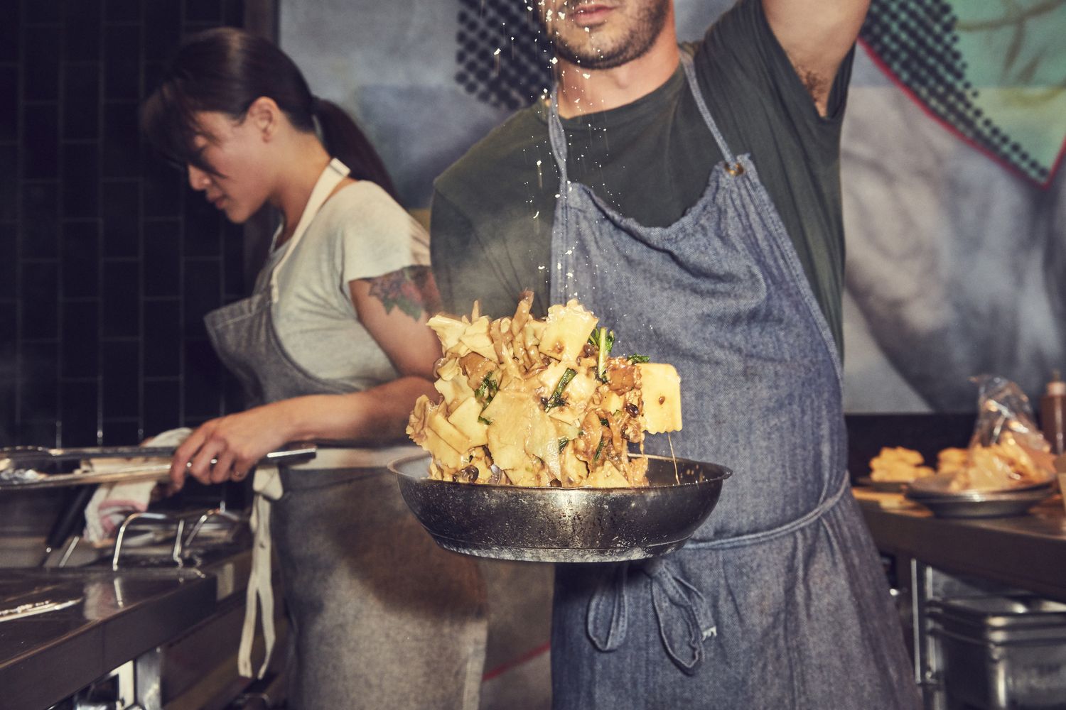La preparazione di un piatto in un ristorante