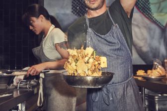 La preparazione di un piatto in un ristorante