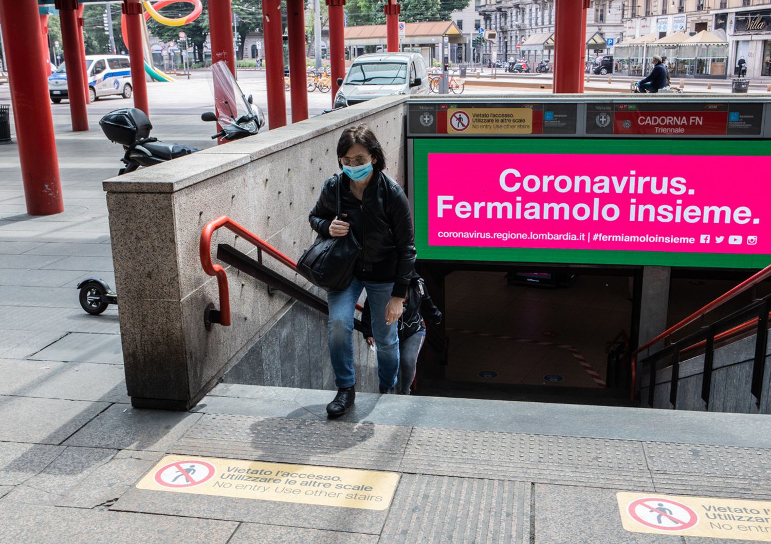 Coronavirus: una passeggera della metropolitana di Milano