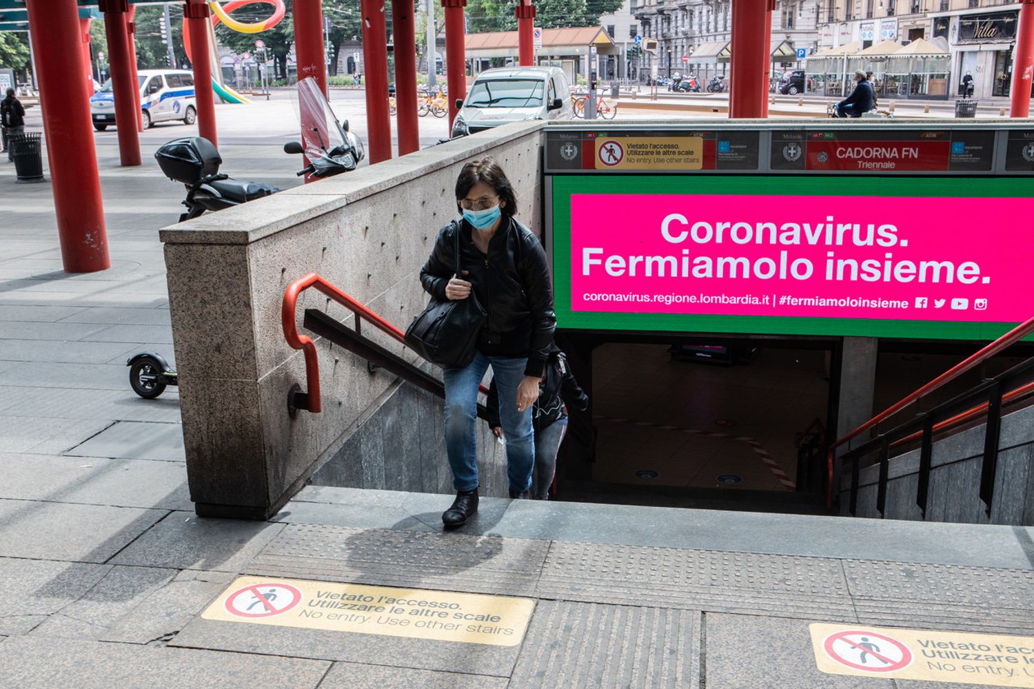 Coronavirus: una passeggera della metropolitana di Milano