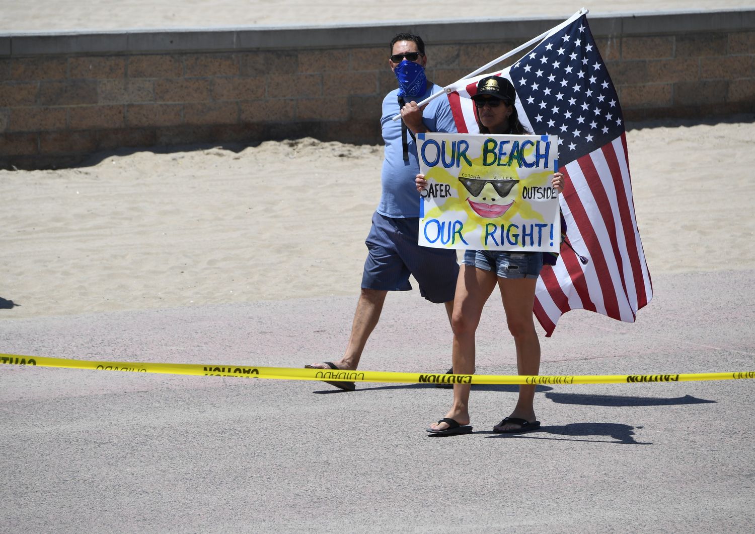 Proteste sulla spiaggia di Huntington, in California