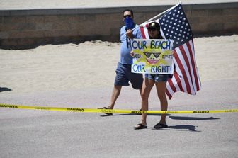 Proteste sulla spiaggia di Huntington, in California