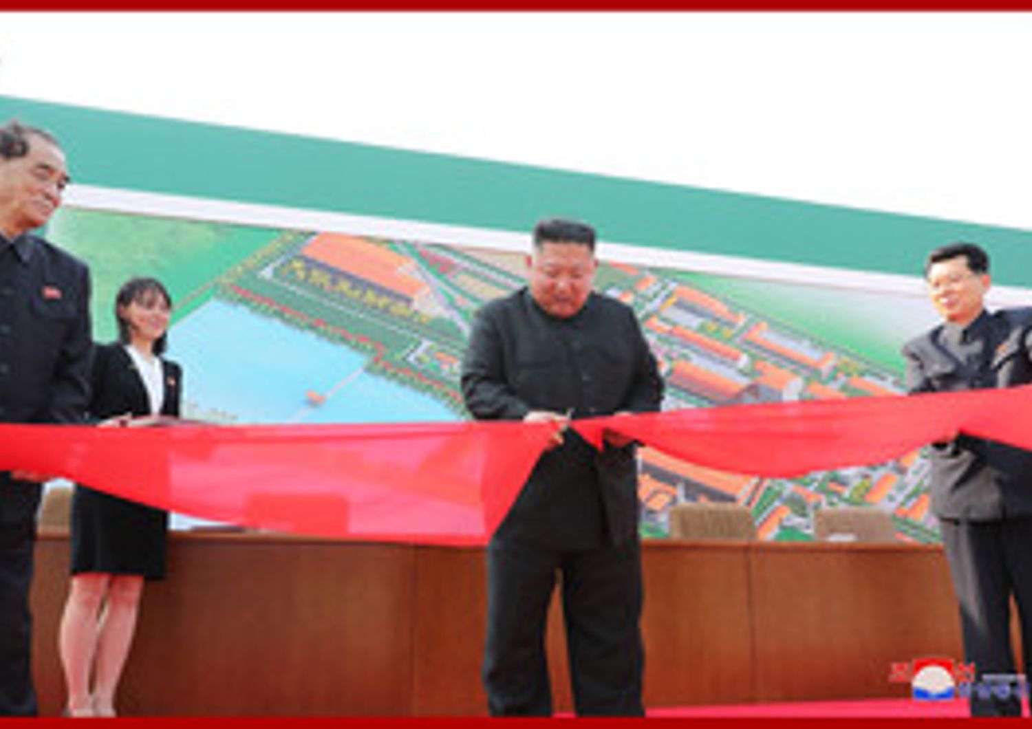 &nbsp;Kim Jong-un taglia il nastro durante la cerimonia di inaugurazione di una fabbrica di fertilizzanti