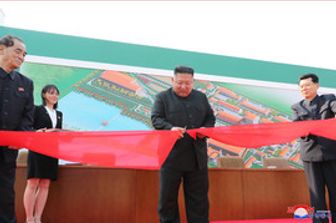 &nbsp;Kim Jong-un taglia il nastro durante la cerimonia di inaugurazione di una fabbrica di fertilizzanti
